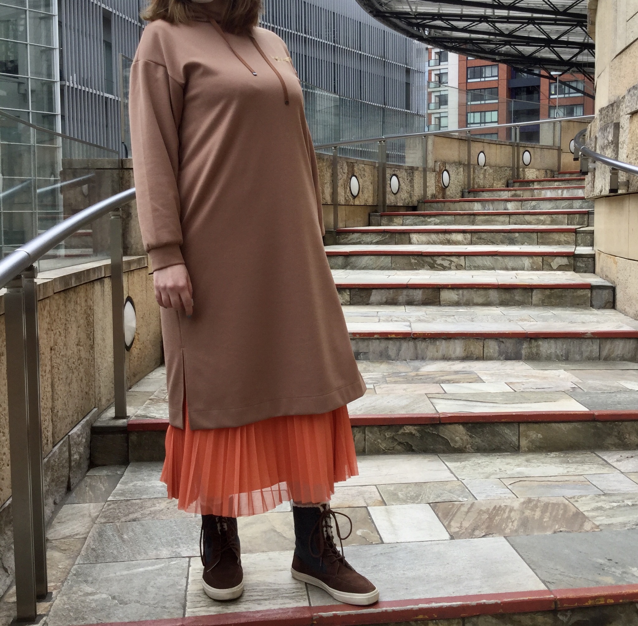 新品未使用タグ付き VIVIENNE TAM 赤ワンピース ひざ丈 2022人気特価 