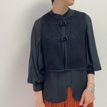 【VEST WITH CHINA BUTTON & TACK SLEEVE BLOUSE】のご紹介