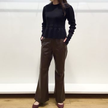 「フェイクレザーパンツ」のご紹介