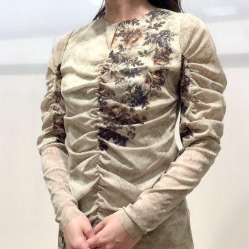 「ボタニカルフラワープリントブラウス」のご紹介