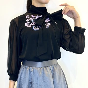 【ラージフラワーエンブブラウス】のご紹介