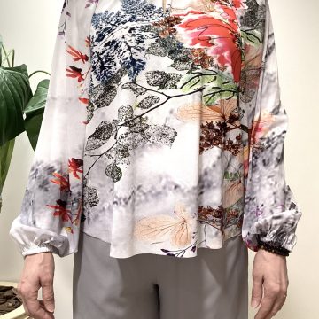 「ダリマーブルフラワープリントブラウス」のご紹介